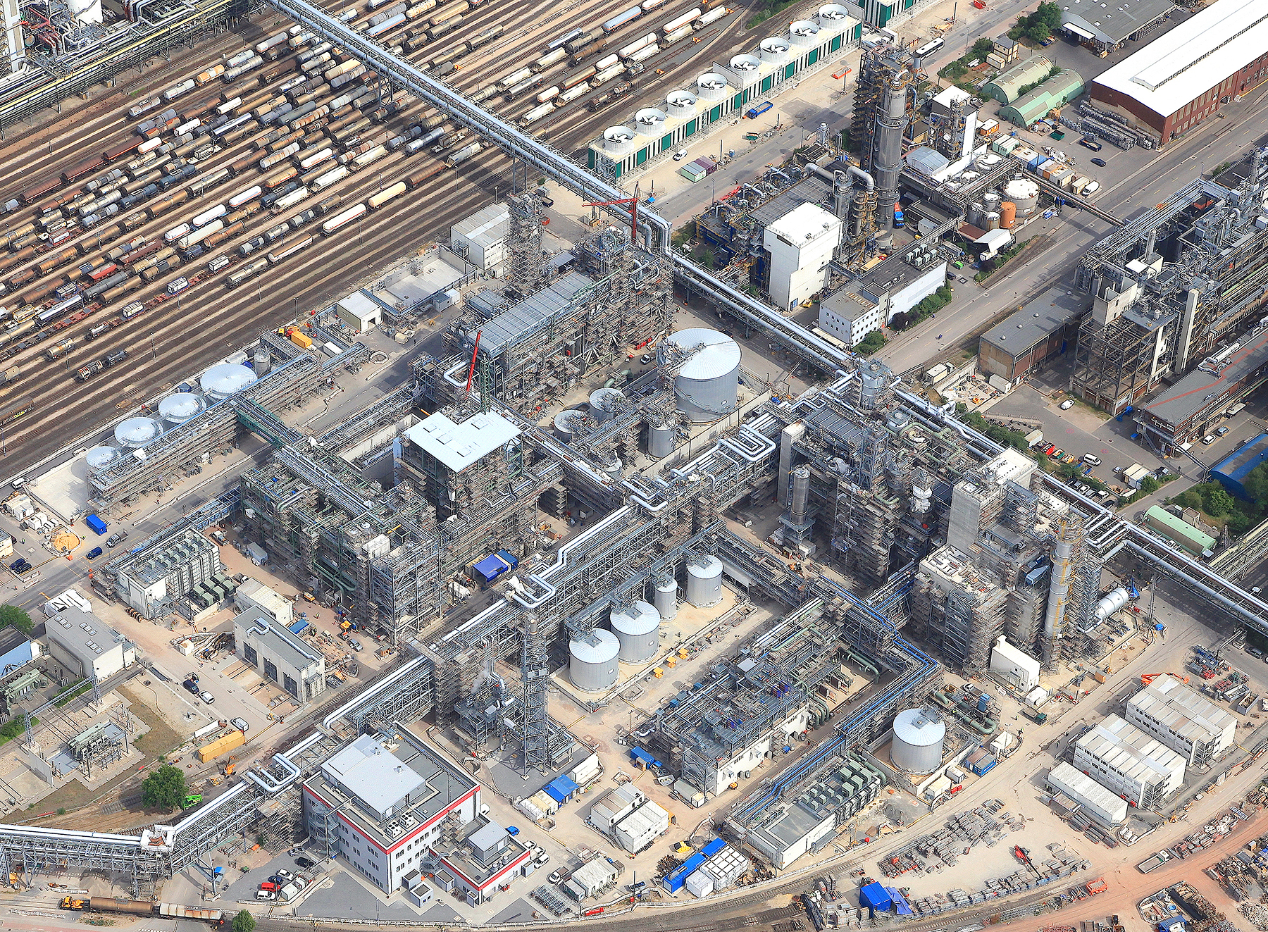 Professionelle Industrieaufnahmen / Architekturaufnahmen aus der Luft mit Helikopter, Kleinflugzeug oder Drohne.